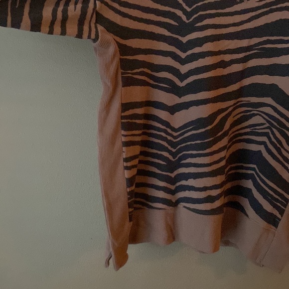 Aerie oversized split side tiger print sweater size S - Picture 3 of 11